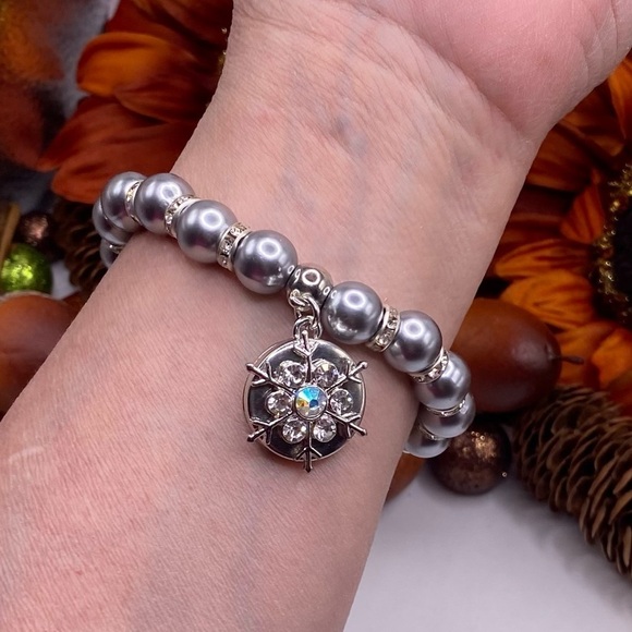 Silver Pearls Snap Jewelry Bracelet w/ Holiday Snowflake Snap SMALL Wrist NWT - Picture 9 of 9